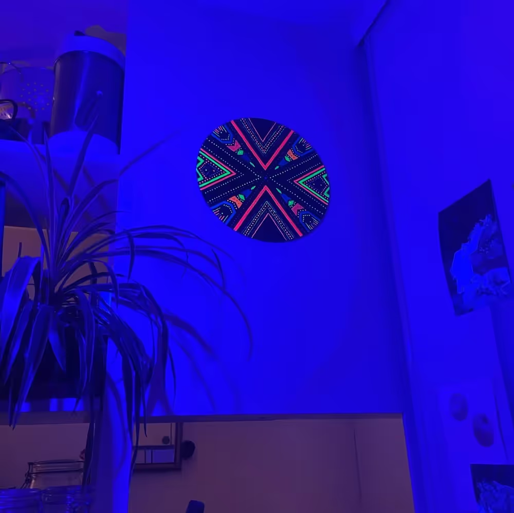 'knowledge' in a UV-lit environment - acrylic fluorescent & phosphorescent painting - 30x30cm - vinyl record 33rpm | selfear 2023