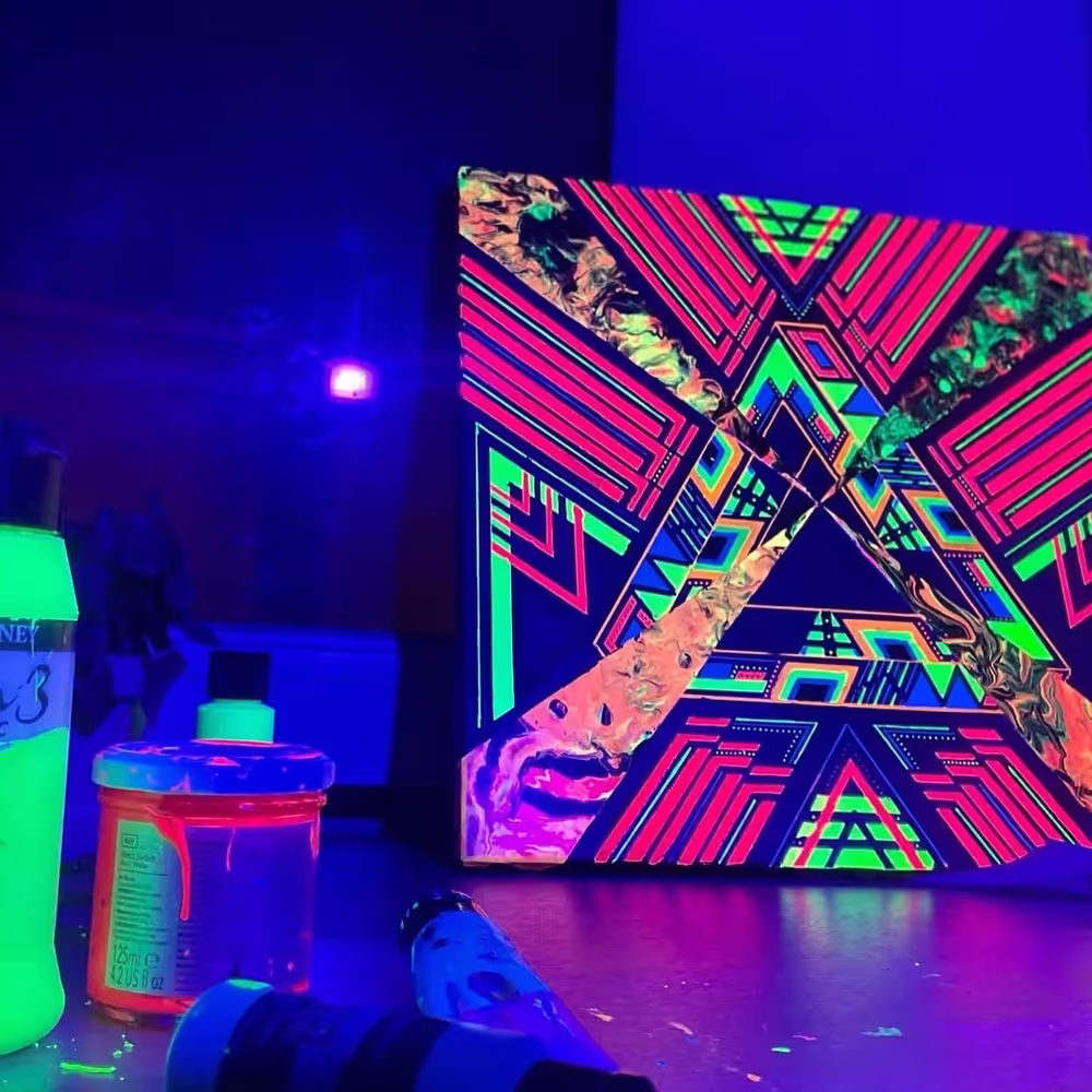 'penrose chaos' in a UV-lit environment 2 - acrylic fluorescent & phosphorescent painting - 40x40cm - cotton canvas | selfear 2024