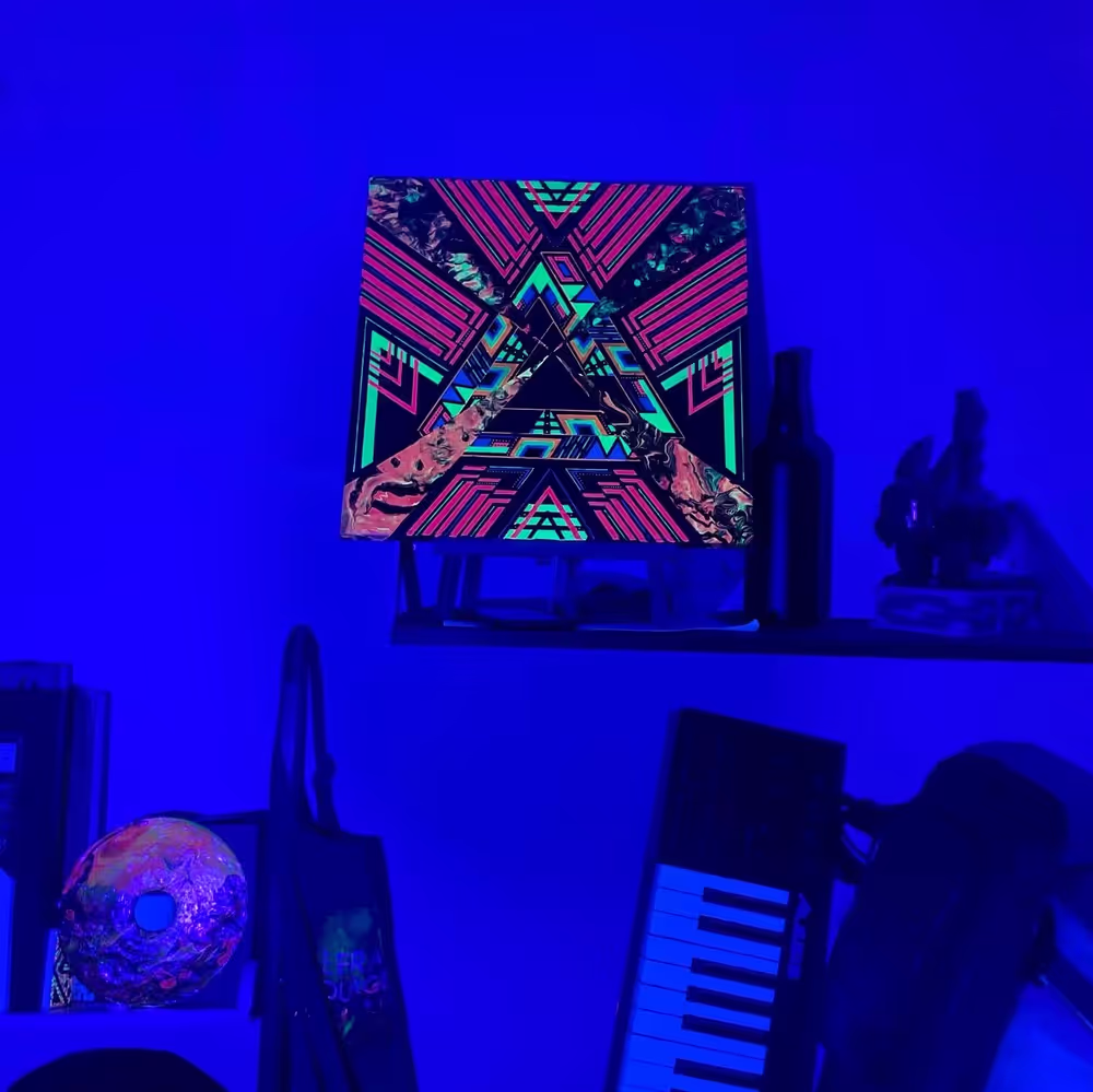'penrose chaos' in a UV-lit environment 1 - acrylic fluorescent & phosphorescent painting - 40x40cm - cotton canvas | selfear 2024