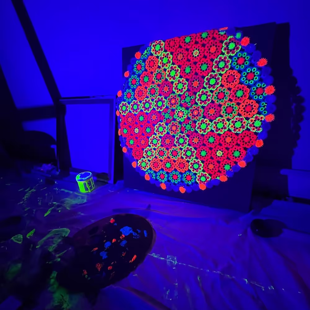 'radioactiv' in a UV-lit environment 1 -  acrylic fluorescent painting - 56x56cm - cotton canvas | selfear 2022